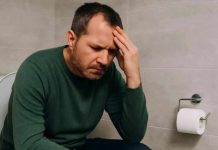 ¿Hábito inofensivo o privacidad masculina? Los hombres pasan 7 horas en la semana escondiéndose en el baño para encontrar paz y huir de sus problemas, según estudio