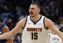 Nikola Jokic anotó la mayor cantidad de puntos en un triple-doble en la historia, pero no pudo evitar la derrota de su equipo