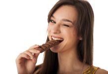 Eliminä el acné definitivamente sin dejar de comer chocolate aquí te traemos dos rutinas que cambiarán tu vida