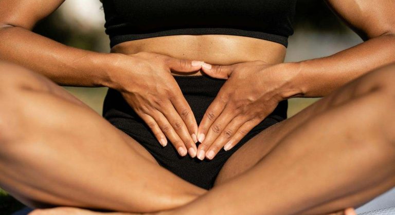 La bebida natural que recomiendan los cardiólogos antes de las comidas para mejorar la digestión (+ Detalles)