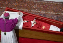 El féretro del Papa es cerrado en presencia de sus familiares: será entêrrado con sus zapatos usados y unas monedas simbólicas