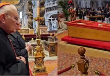 El cardenal venezolano Baltazar Porras visitó el féretro del Papa Francisco para darle el último adiós