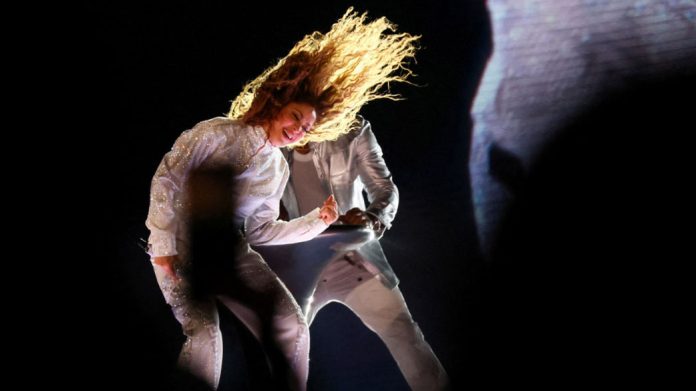shakira-volvio-a-los-escenarios-de-medellin-junto-a-maluma-tras-casi-30-anos-de-ausencia-173157 (1)