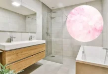 Las manchas de color rosa en el baño pueden enfermär a los adultos mayores: elimínalas con los siguientes tips