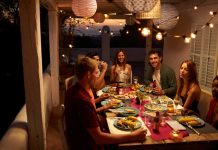 Ni botella de vino ni bombones: este es el regalo perfecto para triunfar como invitado en las cenas entre amigos, que está de moda en Europa