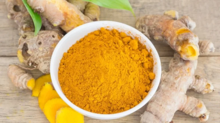 ¡Un truco casero! Así debes aplicar el tinte de comino negro y café para teñir las canas