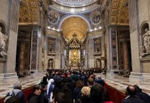 Tras recientes polémicas: el Vaticano pide a los visitantes que no se tomen selfies con el ataúd del papa Francisco
