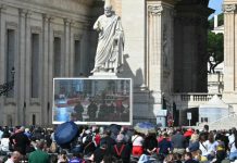 La plaza de San Pedro cerró su acceso al público mientras los últimos fieles despiden al Papa en el interior de la basílica