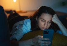 «Pasas horas en el teléfono porque prefieres eso a enfrentarte a tus pensamientos», dicen los expertos (+ Detalles)