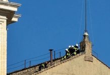 El Vaticano instaló la chimenea que anunciará la elección del sucesor del papa Francisco