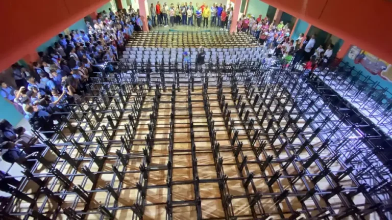 Gobernación de Monagas realizó la dotación de 600 mesas-sillas en escuela del municipio Sotillo