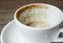 Dejar siempre el final de la bebida en la taza o en el vaso no es una manía: tiene una explicación psicológica (+ Detalles)