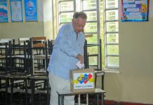 Gobernador Morel Rodríguez Ávila ejerce su voto y llama a la participación ciudadana en Nueva Esparta