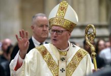 Cardenal estadounidense Dolan sobre la polémica imagen de Trump vestido de papa: «No ha estado bien»