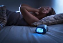 ¿Pones varias alarmas para despertar? Estás däñândø tu cerebro según experto en sueño