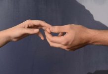 Descubre qué significa cuando una persona te da corriente eléctrica a diario, según la ciencia (+ Detalles)