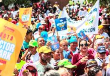 El candidato a la reelección a la Gobernación Victor Clark recibió el calor de los habitantes de la Perla de Falcón (+ Fotos)