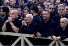 Habemus Papam: la fumata blanca anuncia al nuevo líder de la Iglesia Católica y la Plaza de San Pedro se mantiene en tënsión