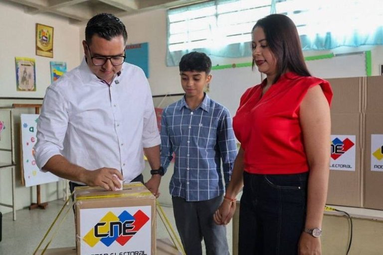 Arnaldo Sánchez candidato a la Gobernación por el GPPSB votó por la paz, el futuro y bienestar de los merideños (+ Fotos)