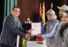 Gobernador de Falcón Víctor Clark recibe adjudicación por la Oficina Regional del CNE para el nuevo período 2025-2029 (+ Fotos)