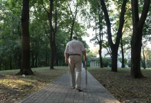 ¿Por qué se nos curva la espalda con la edad y qué podemos hacer para evitarlo? (+ Detalles)