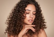 Enrolla el cabello alrededor de tus dedos siguiendo la dirección de tus rizos para lograr un rizo más definido (+ Detalles)