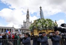 Miles de fieles recuerdan en Fátima a Francisco y oran por nuevo Papa