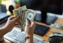 Qué significa que una persona ordene los billetes por denominación, según la psicología (+ Detalles)