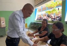 Manuel Rosales ejerce su voto en el Liceo Udón Pérez, destacando el amor y orgullo Zuliano