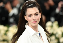 Anne Hathaway conquista la MET Gala 2025 con la camisa blanca más poderosa de Carolina Herrera