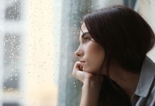 ¿Cómo saber si alguien es infeliz? Tres frases que lo delatan según la psicología