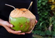 El agua de coco tiene un papel antiinflamatorio y antienvêjecimïento. Los filipinos lo llamaban «el árbol de la vida» (+ Detalles)