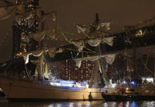 Dos personas murierön y 19 resultaron heridÄs tras el impacto del buque de la Armada de México contra el puente de Brooklyn