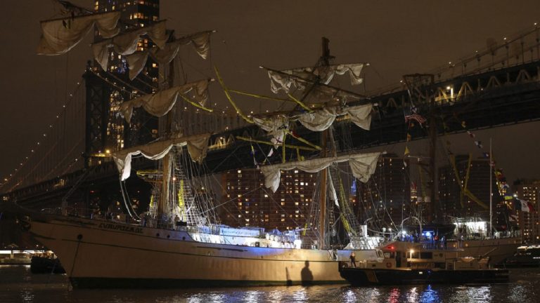 Dos personas murierön y 19 resultaron heridÄs tras el impacto del buque de la Armada de México contra el puente de Brooklyn