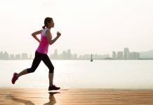 Olvídate de los maratones: Experta destaca un ejercicio más eficaz que caminar