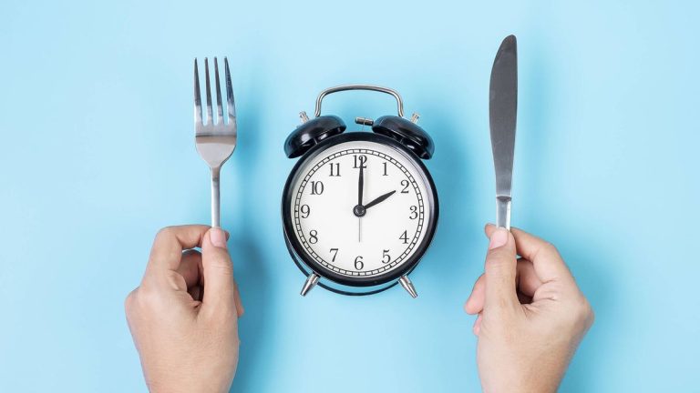 Tienes que desayunar cuando tengas hambre, entre las 8 y las 10, pero no inmediatamente después de despertar (+ Detalles)