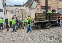 Colapsó vivienda en el Callejón Tropical del centro de Maracay producto de las fuertes lluvias: autoridades trabajan en el levantamiento de escombros