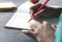 Escribir a mano podría potenciar la memoria y atención en adultos mayores, según los expertos