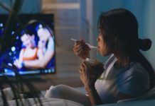 Cenar tarde y usar el teléfono antes de dormir podrían estar relacionados con engordar según los estudios