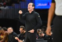 Kenny Atkinson fue elegido como el entrenador del año en la NBA 2025