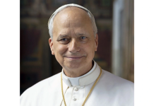 Vaticano difunde la fotografía oficial del Papa León XIV con su firma en latín, cruz relicario y rostro sonriente