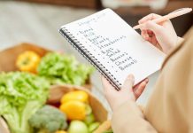 Conoce las características de las personas que hacen la lista de la compra en papel, en lugar de en el móvil, según la psicología (+ Detalles)