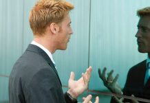 ¿Qué revela la psicología sobre hablar solo y en voz alta? La ciencia lo descifra