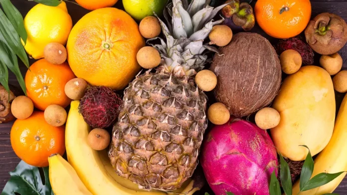 pina-rodeada-frutas