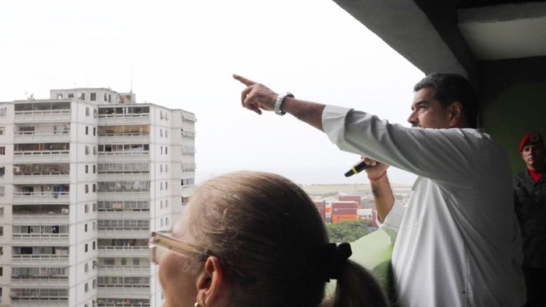 Jefe de Estado entregó remodelados los emblemáticos bloques «10 de Marzo» de La Guaira