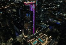 Iluminan rascacielos en Miami con imagen de Gloria Estefan por sus 50 años en la música