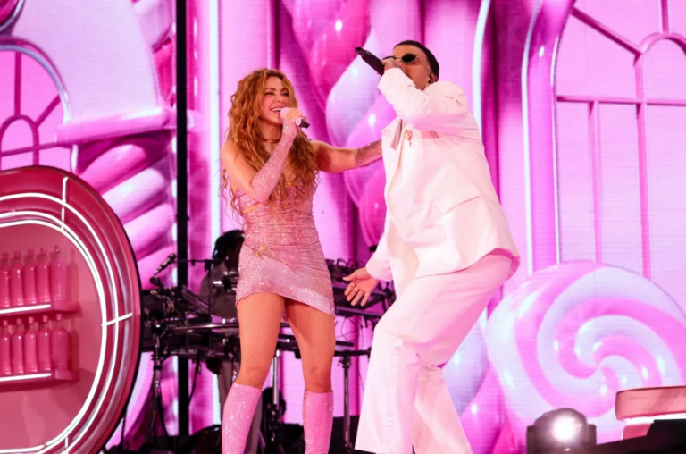 Shakira y Rauw Alejandro sorprenden juntos al público del MetLife Stadium en New Jersey