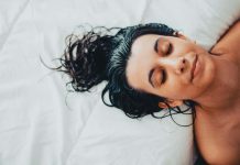 «Te vas a resfriar si te vas a dormir con el cabello mojado»: mito o realidad (+ Detalles)