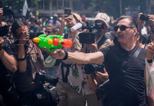 Cómo la pistolä de agua se ha convertido en un símbolo para los barceloneses hartös de los turistas