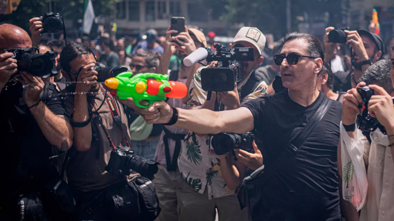 Cómo la pistolä de agua se ha convertido en un símbolo para los barceloneses hartös de los turistas